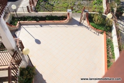 Palazzina su tre livelli con splendida vista mare
