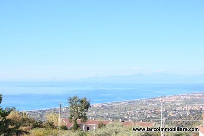 Palazzina su tre livelli con splendida vista mare
