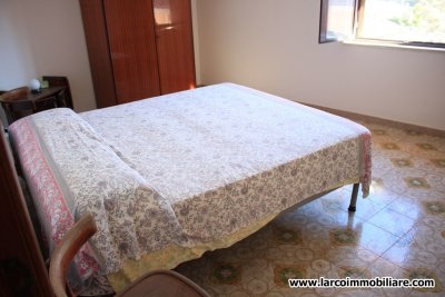 Palazzina su tre livelli con splendida vista mare