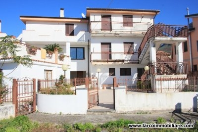 Palazzina su tre livelli con splendida vista mare