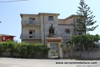 Independent building on 3 levels with land