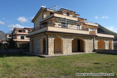 Appartamento in villa al piano terra con giardino