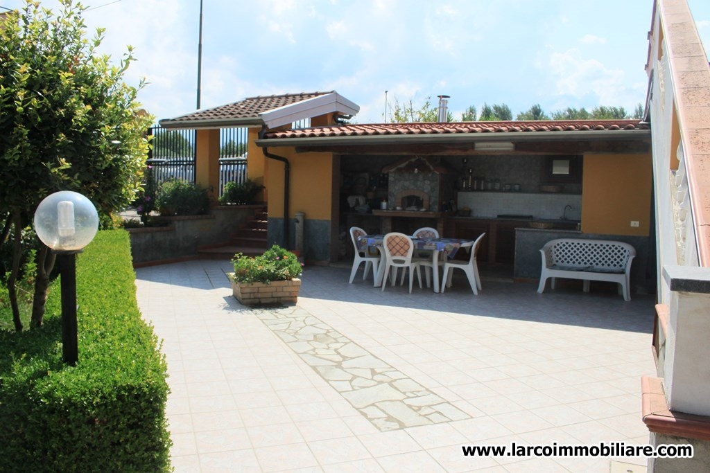 Lovely detached house with garden