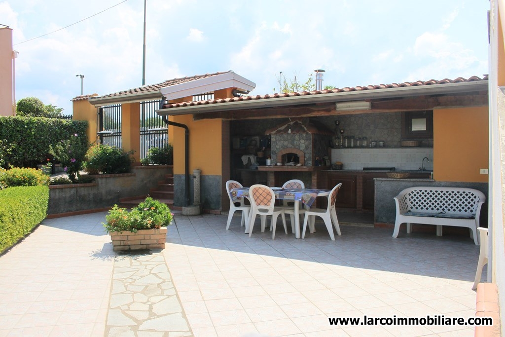 Lovely detached house with garden