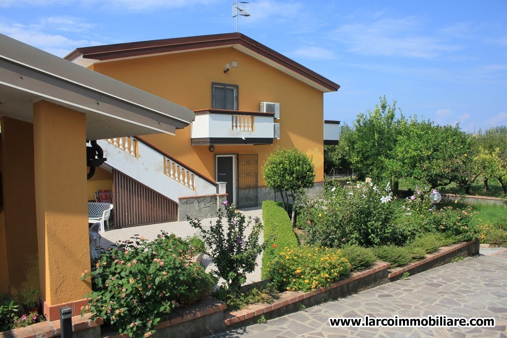 Lovely detached house with garden