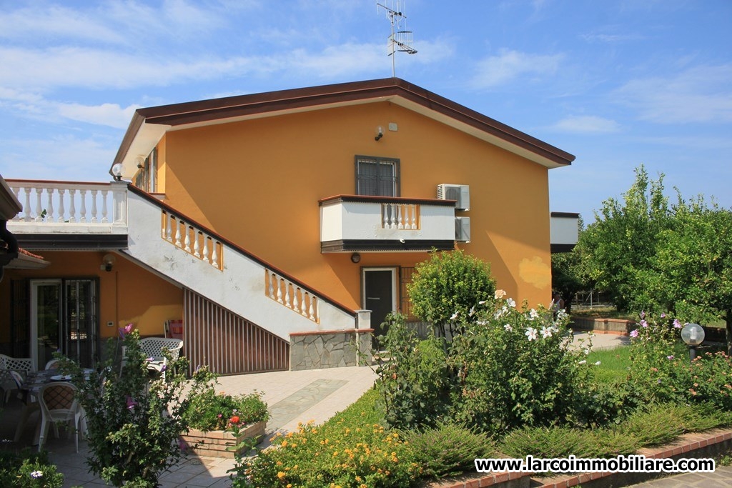 Lovely detached house with garden