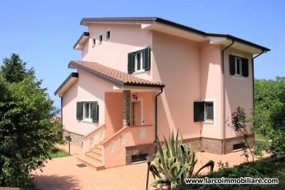 Prestigiosa villa singola con terrazzo vista mare