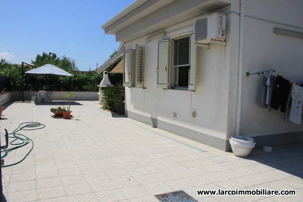 Wonderful semi-detached house with paved courtyard for sale