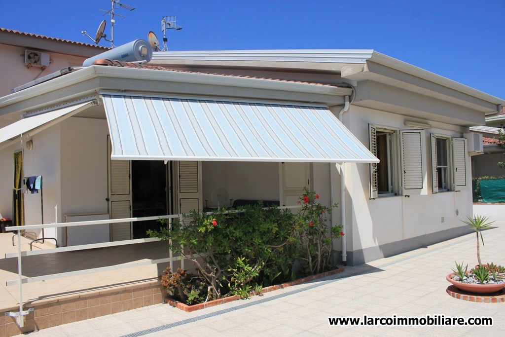 Wonderful semi-detached house with paved courtyard for sale