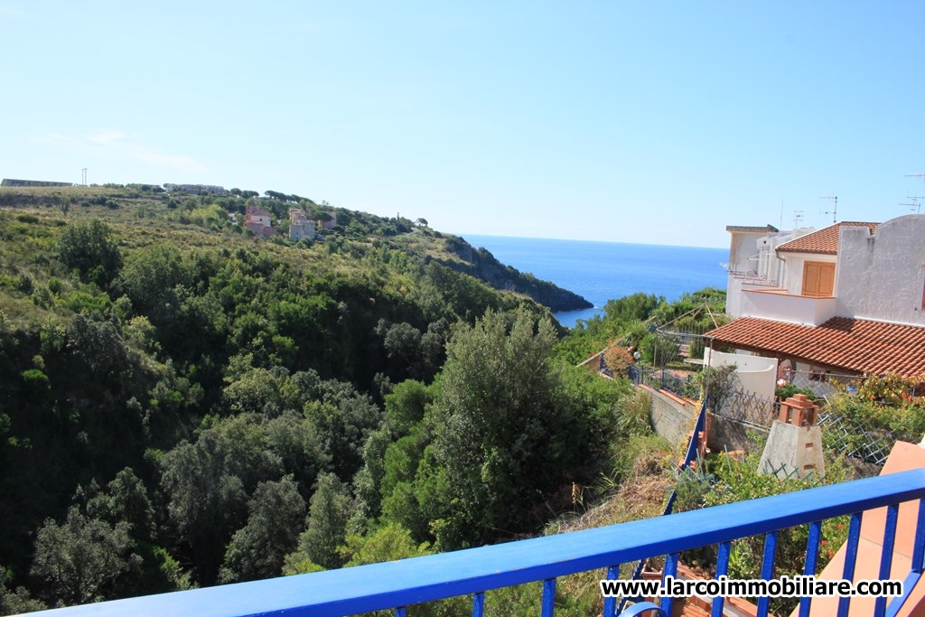 Town-house on 3 levels with sea-view terrace