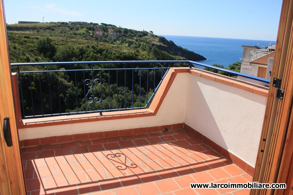 Town-house on 3 levels with sea-view terrace