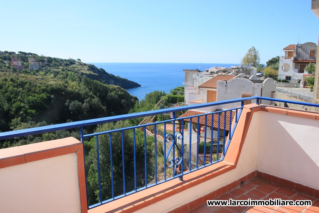 Town-house on 3 levels with sea-view terrace