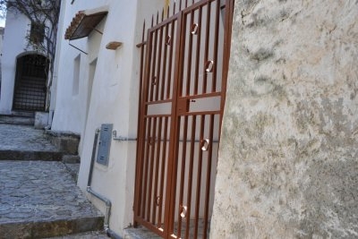 Renovated historic building on 2 levels in the old town of Scalea.