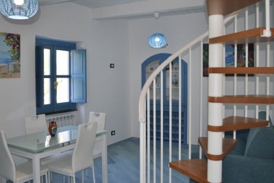 Renovated historic building on 2 levels in the old town of Scalea.