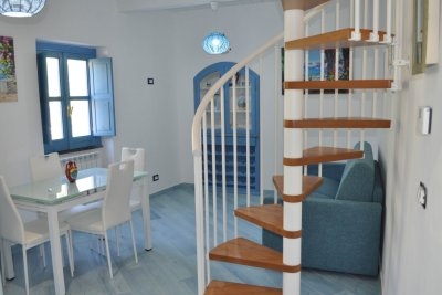 Renovated historic building on 2 levels in the old town of Scalea.