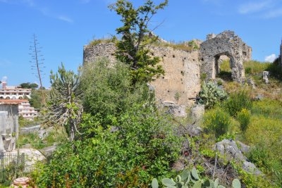 Renovated historic building on 2 levels in the old town of Scalea.