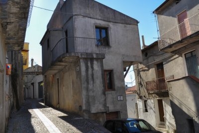 Independent property on 2 levels in the suggestive old town of Grisolia.   