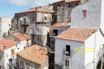 Property on two levels in the old town of Maierà