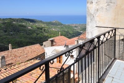 Semi-detached property on two levels in the old town of Maierà