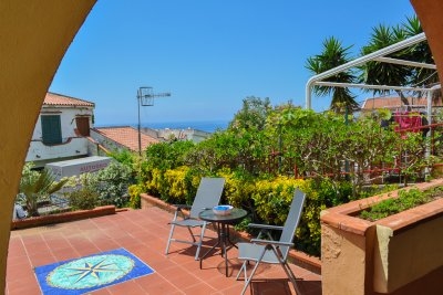 Lovely apartment with sea-view courtyard