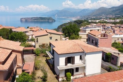 Detached-house with garden in a central location