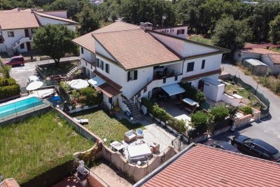 Semi-detached apartment with large garden