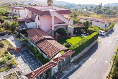 Semi-detached house with garden and panoramic view