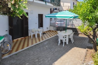 Two-bedroom apartment with large courtyard