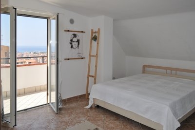Large renovated apartment with wonderful sea view