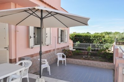 Lovely ground floor apartment with paved courtyard close to the beach