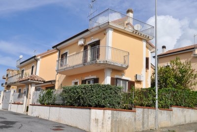 Semi-detached villa on two levels with large courtyard