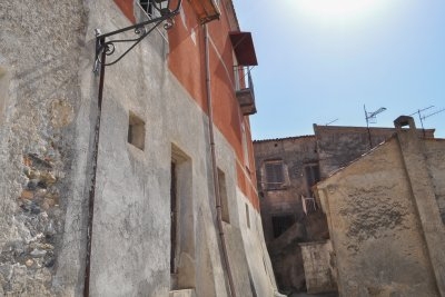 Property on two levels in the historic center of San Nicola Arcella