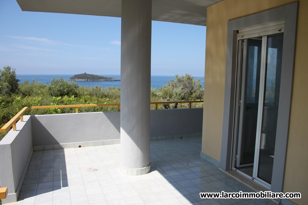 Newly built townhouse on two levels with stunning view over the Island of Cirella