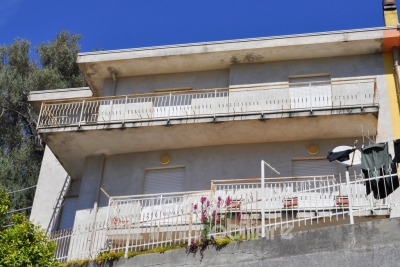  Soluzione Semi-Indipendente con Due Appartamenti e Garage 