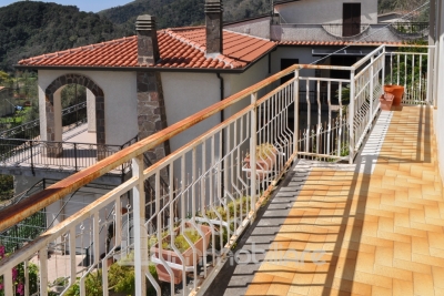  Soluzione Semi-Indipendente con Due Appartamenti e Garage 