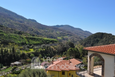 Soluzione Semi-Indipendente con Due Appartamenti e Garage 