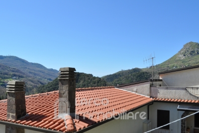  Soluzione Semi-Indipendente con Due Appartamenti e Garage 