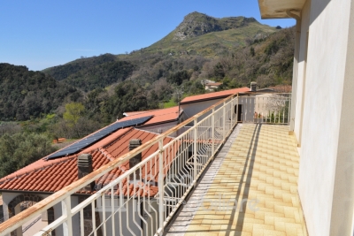  Soluzione Semi-Indipendente con Due Appartamenti e Garage 