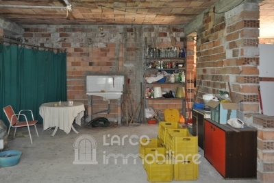  Soluzione Semi-Indipendente con Due Appartamenti e Garage 