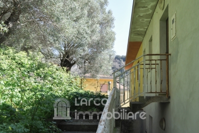 Soluzione Semi-Indipendente con Due Appartamenti e Garage 