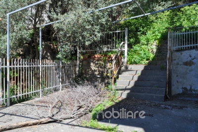  Soluzione Semi-Indipendente con Due Appartamenti e Garage 