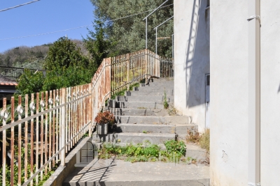  Soluzione Semi-Indipendente con Due Appartamenti e Garage 