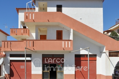 Spacious Commercial Property with Outdoor Area – Prime Tourist Location
