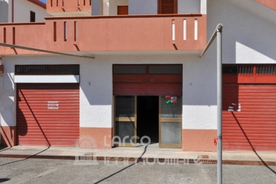 Spacious Commercial Property with Outdoor Area – Prime Tourist Location