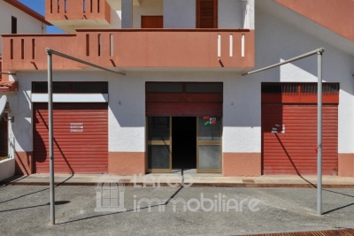 Spacious Commercial Property with Outdoor Area – Prime Tourist Location