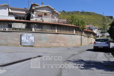 Spacious Commercial Property with Outdoor Area – Prime Tourist Location