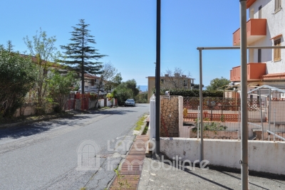 Spacious Commercial Property with Outdoor Area – Prime Tourist Location