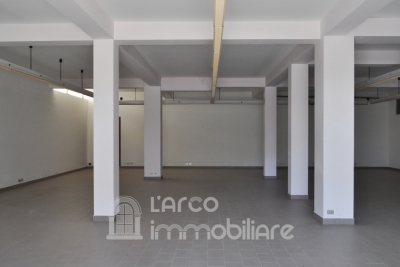 Spacious Commercial Property with Outdoor Area – Prime Tourist Location