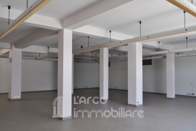 Spacious Commercial Property with Outdoor Area – Prime Tourist Location