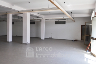 Spacious Commercial Property with Outdoor Area – Prime Tourist Location